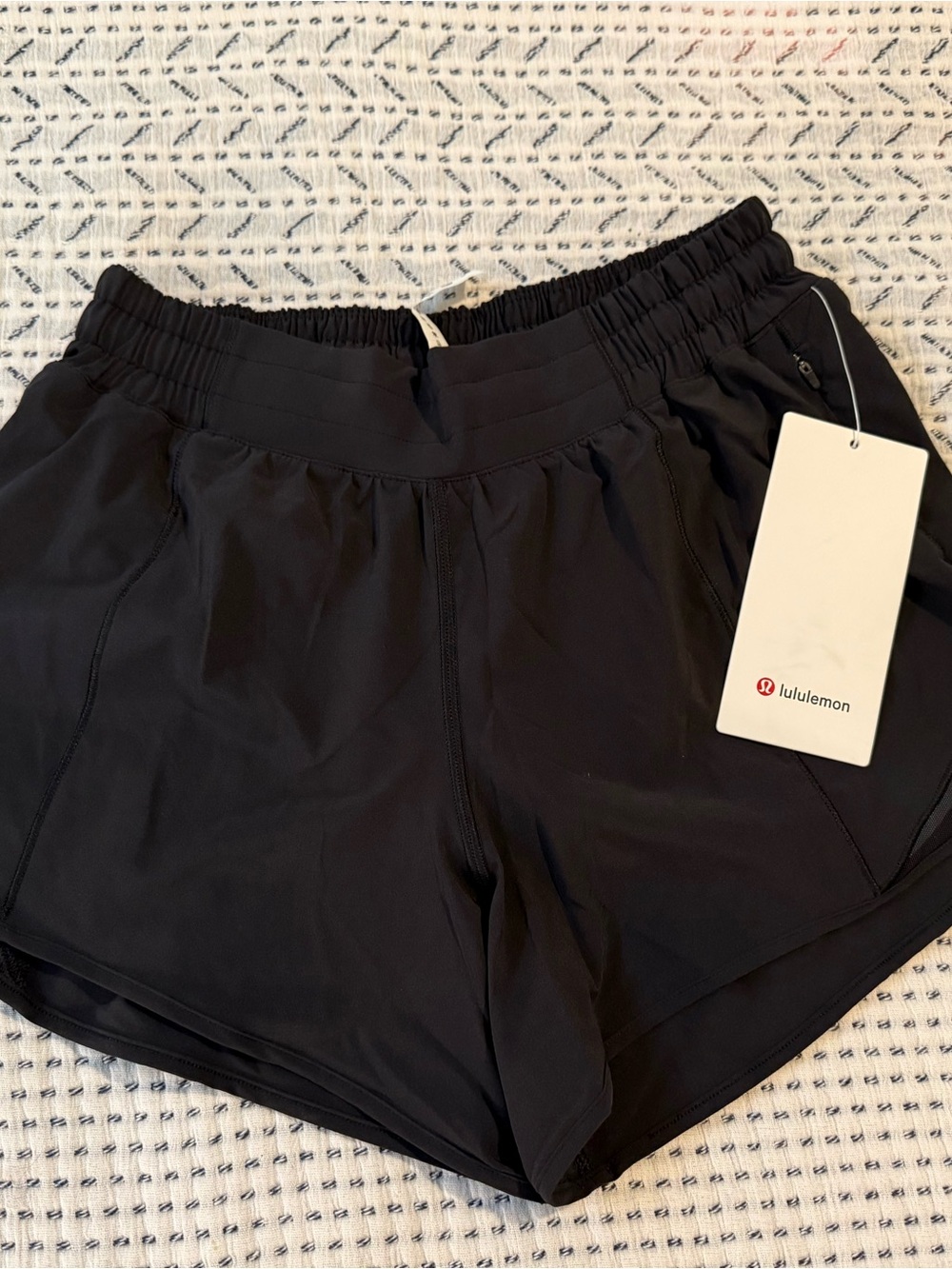 Size 6 new, never worn low rise hotty hots 4”